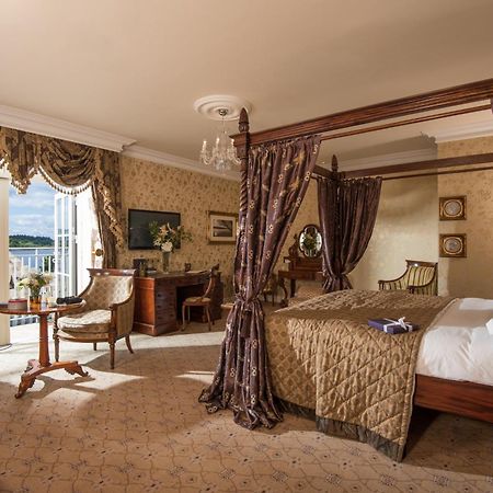 Lough Erne Resort Enniskillen Exterior foto A bedroom at the hotel