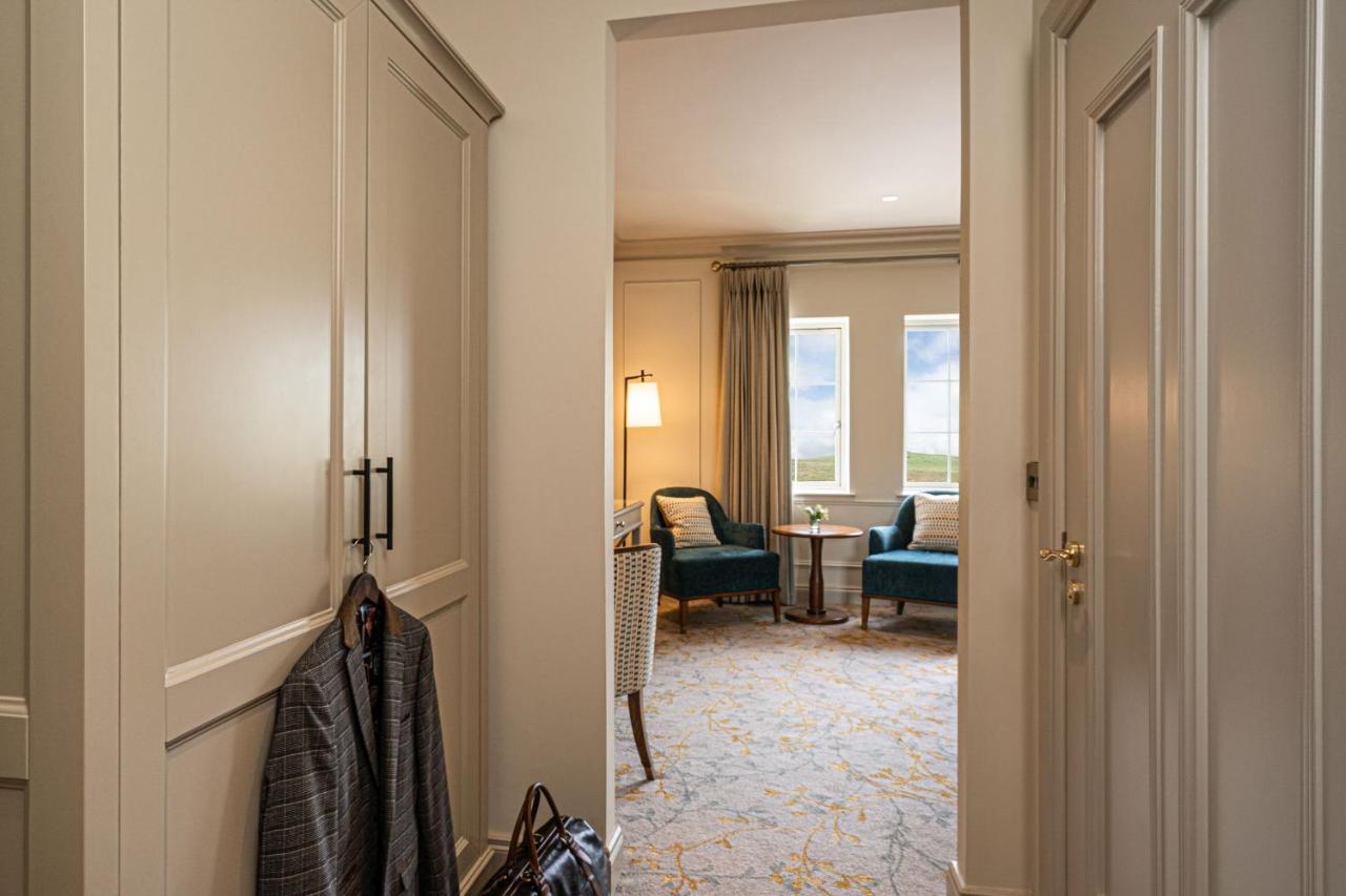 Lough Erne Resort Enniskillen Exterior foto A guest room at The Ivy Hotel
