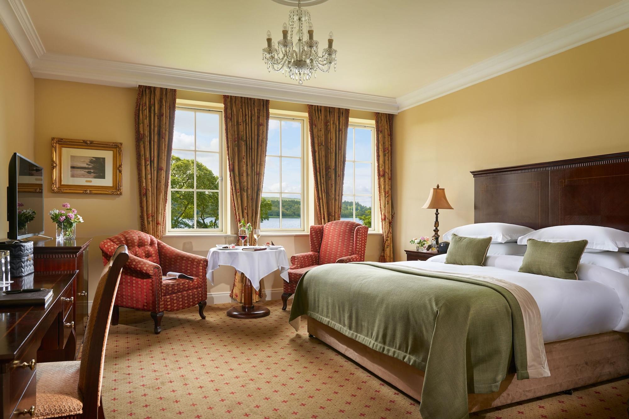 Lough Erne Resort Enniskillen Exterior foto A bedroom at the Killarney International Hotel