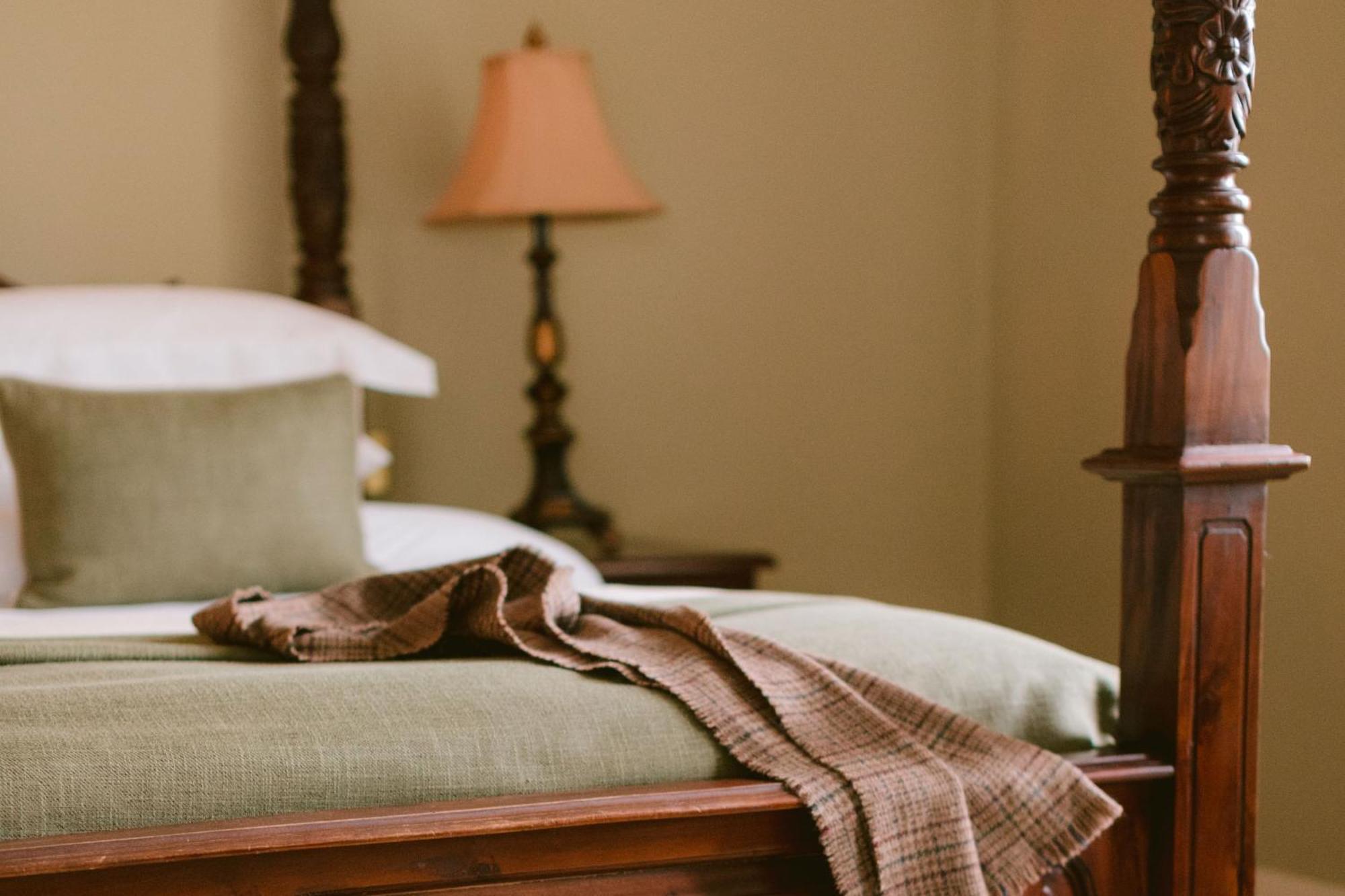 Lough Erne Resort Enniskillen Exterior foto A bed with a throw