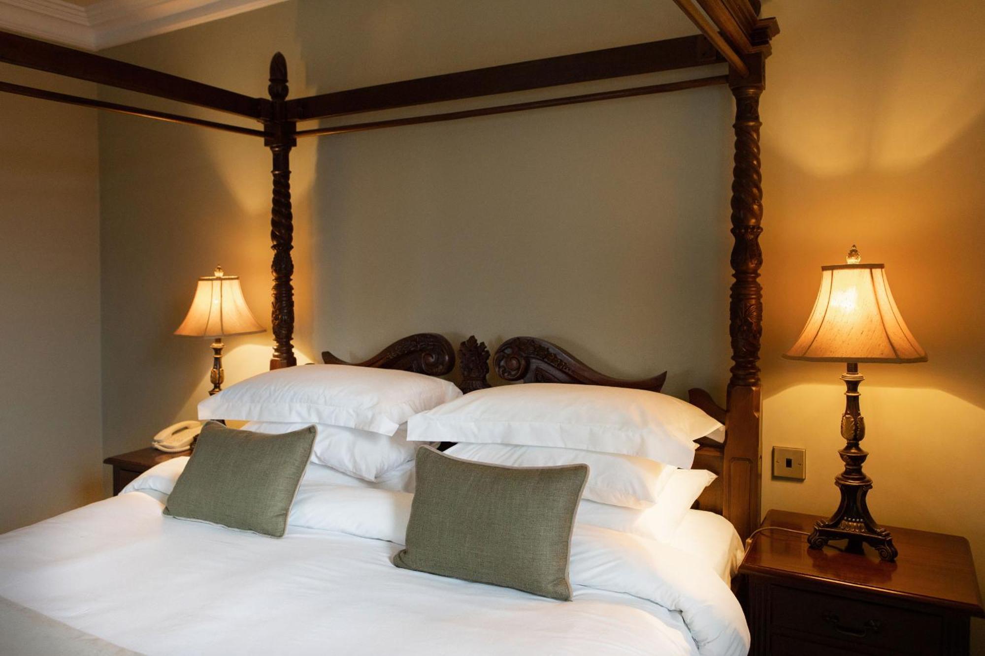 Lough Erne Resort Enniskillen Exterior foto A bedroom at the hotel