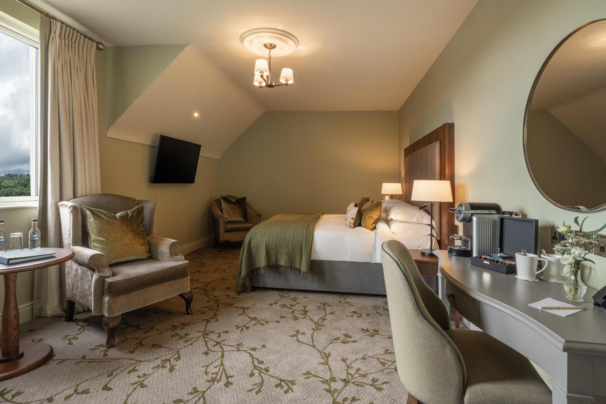 Lough Erne Resort Enniskillen Exterior foto A bedroom at The Ivy Hotel