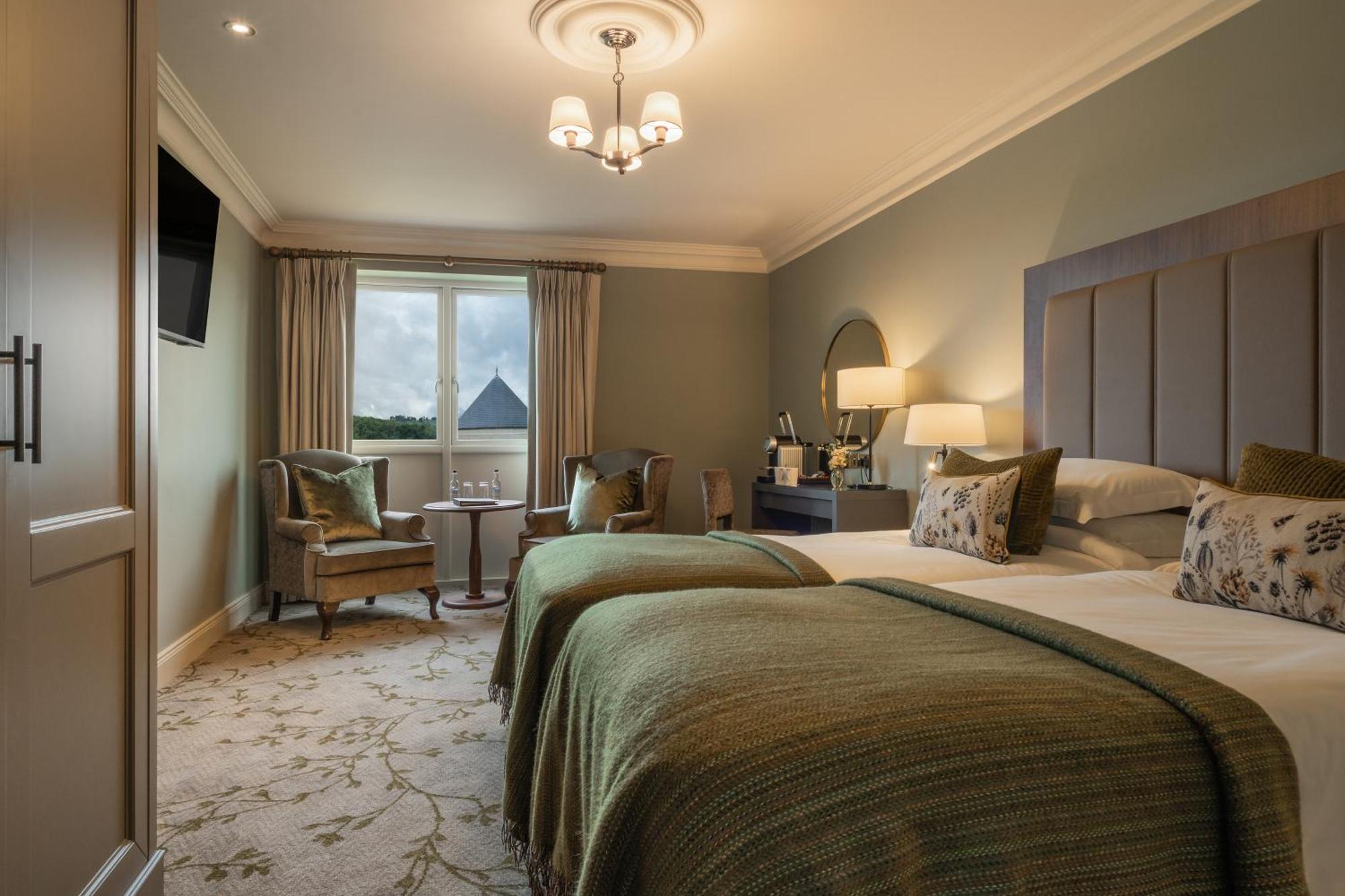 Lough Erne Resort Enniskillen Exterior foto A bedroom at the hotel