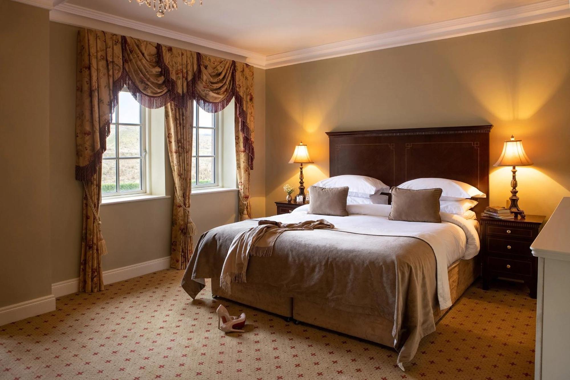 Lough Erne Resort Enniskillen Exterior foto A bedroom at the hotel