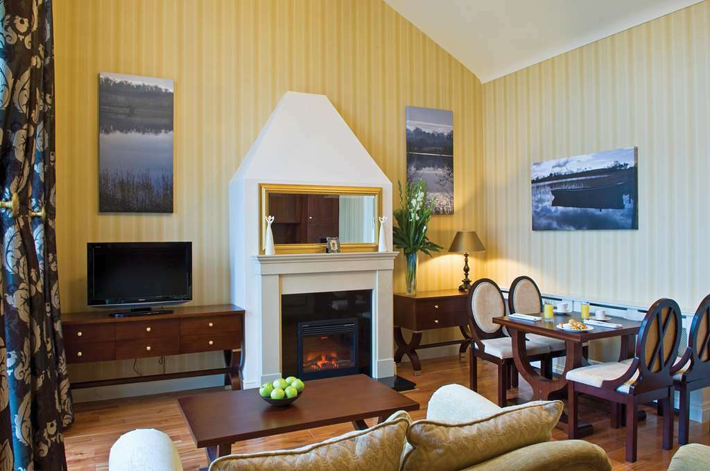 Lough Erne Resort Enniskillen Zimmer foto A living room in a typical apartment