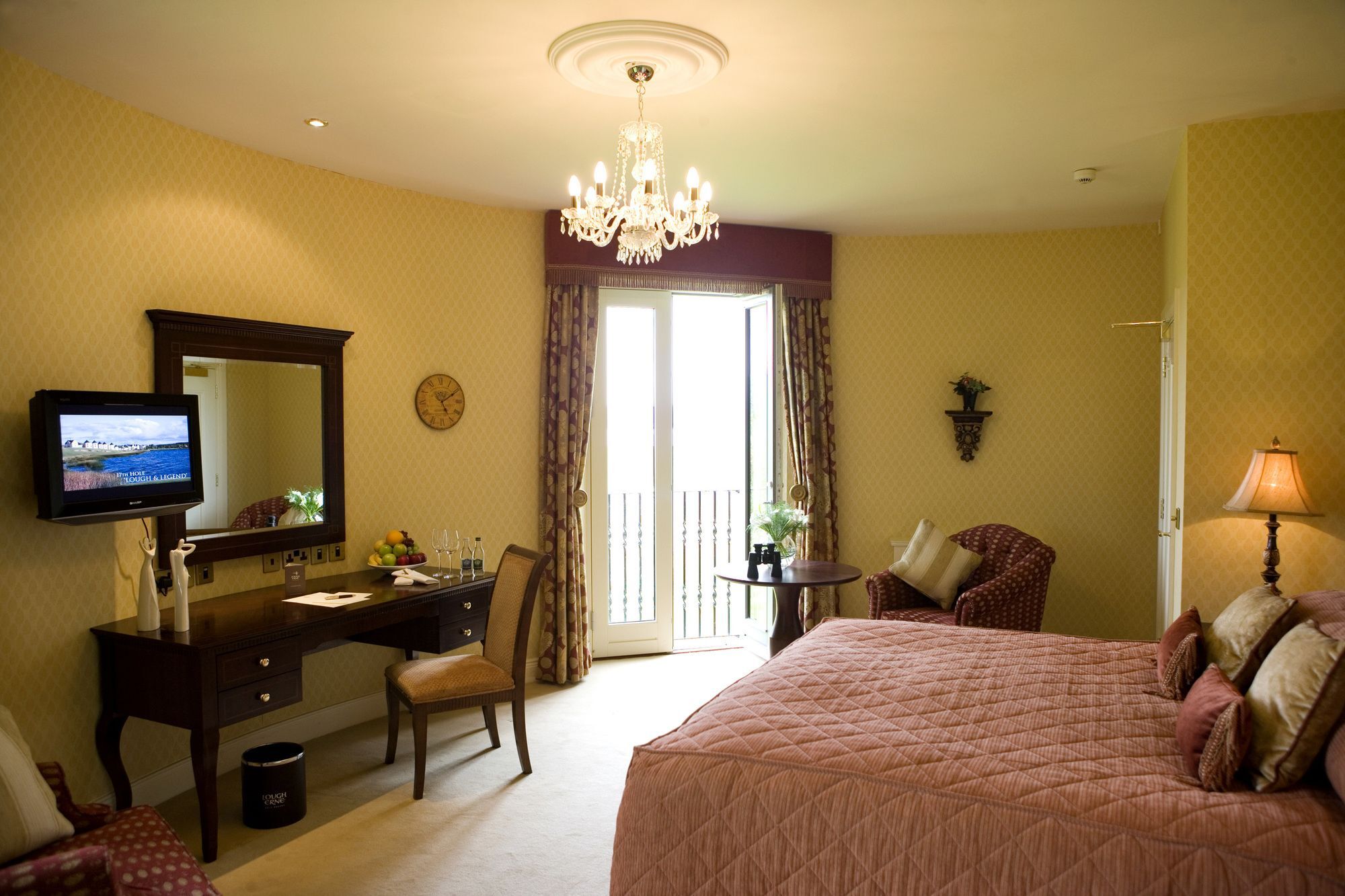 Lough Erne Resort Enniskillen Exterior foto A bedroom at the hotel